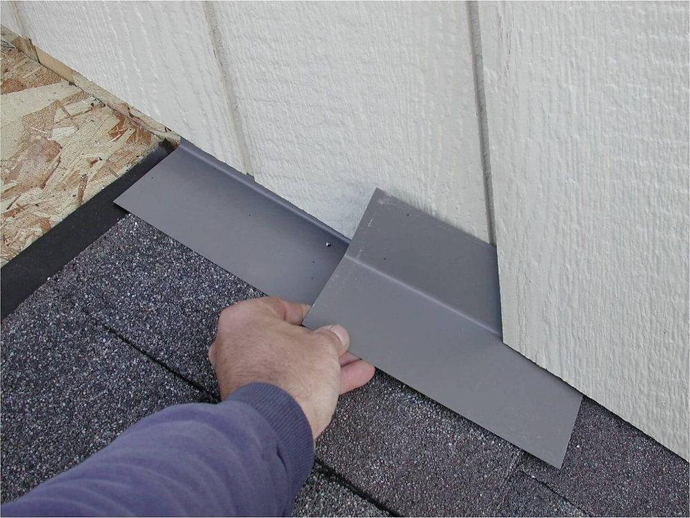 How is flashing replaced during a roof replacement using new metal step flashing